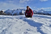 02 Sulle nevi di Torcola Vaga con vista verso le Orobie dal Pizzo del Becco all'Arera